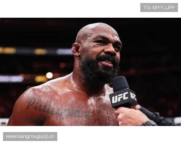 乔恩·琼斯训练间隙居然拿名表堆出山，普通人估计顶不住这阵仗